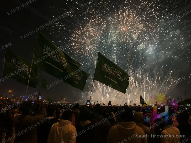 ختام عرض ناري فوق ساحة مزيّنة بالأعلام السعودية — شركة هضاب