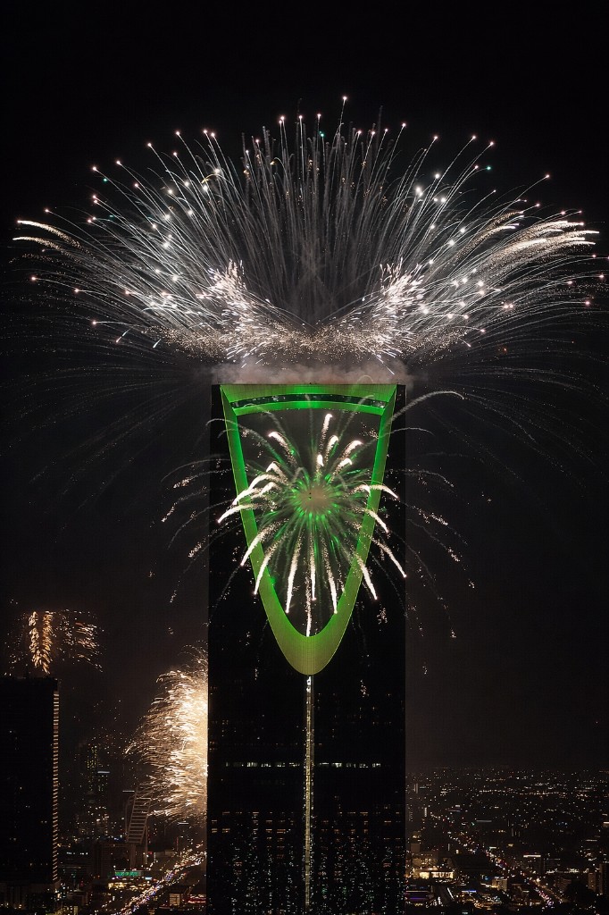 برج المملكة في الرياض مع ألعاب نارية ليلاً
