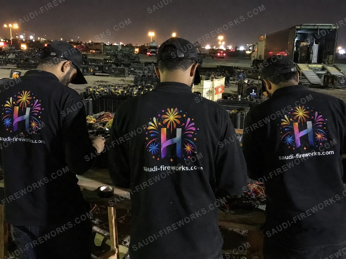 فريق التشغيل يجهّز موقع الإطلاق قبل بدء العرض — شركة هضاب